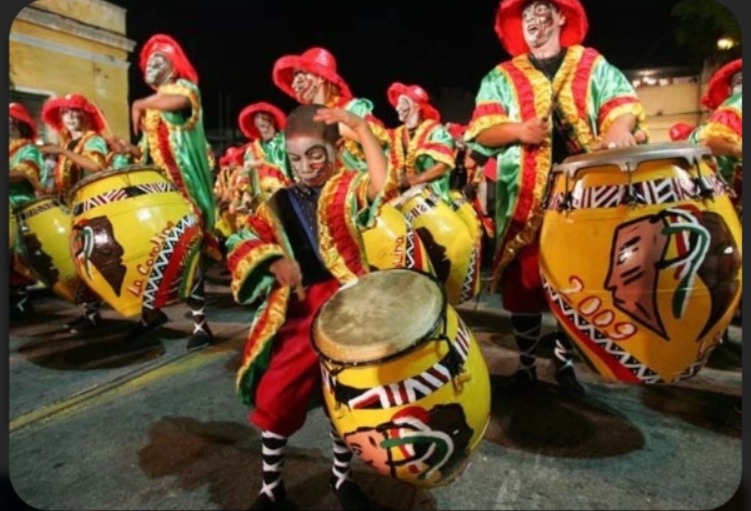 Imagen de los cuerpos de baile de las agrupaciones de Negros y Lubolos