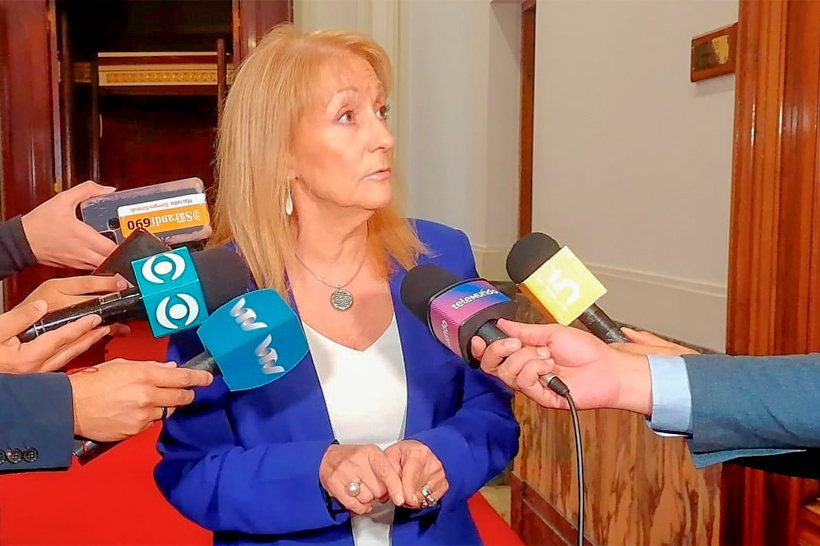 Vicepresidenta Carolina Cosse en rueda de prensa en el Parlamento