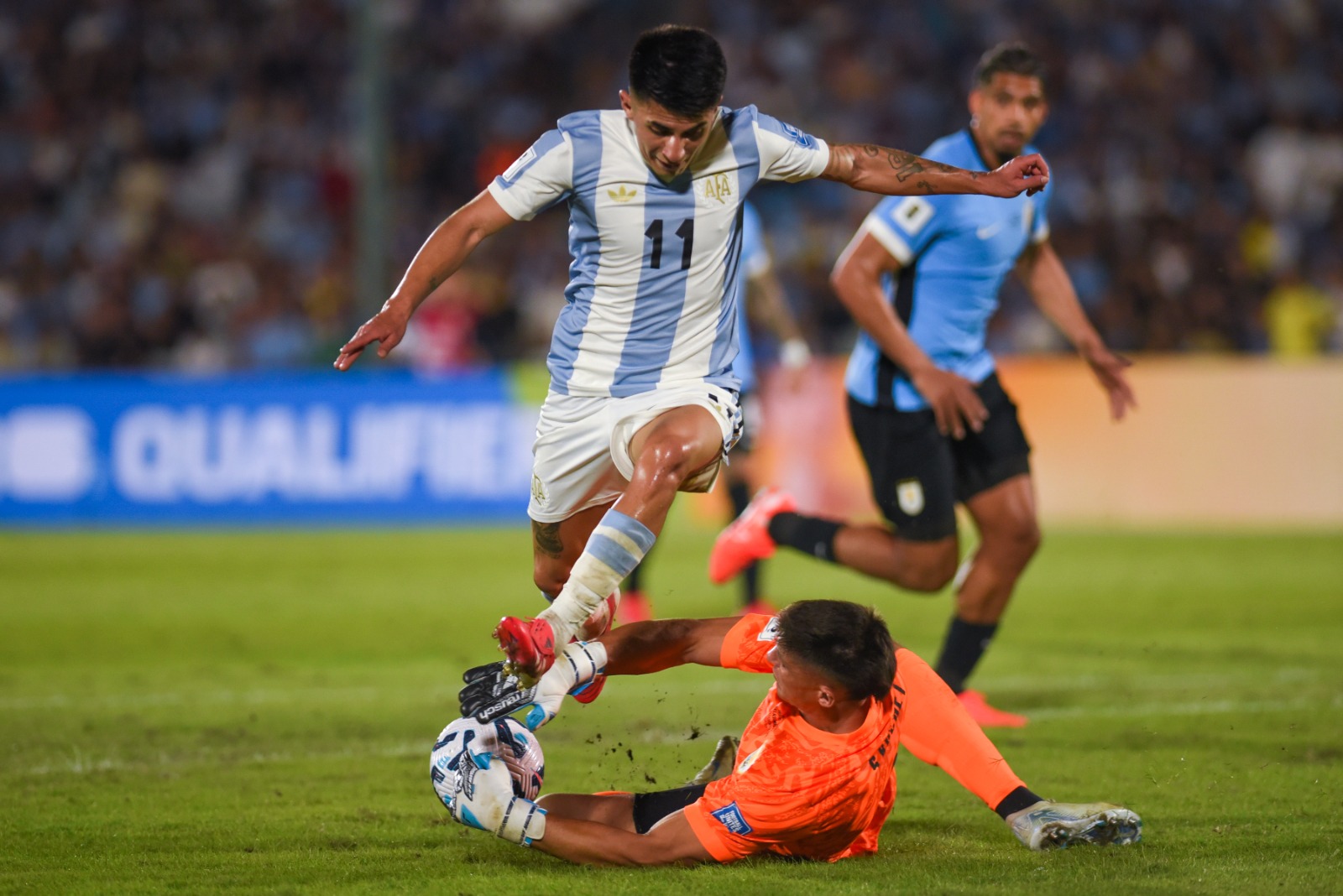 Jugada previa al gol de Thiago Almada, en acción ante Rochet que le gana ese mano a mano. Foto: Gianni Schiaffarino