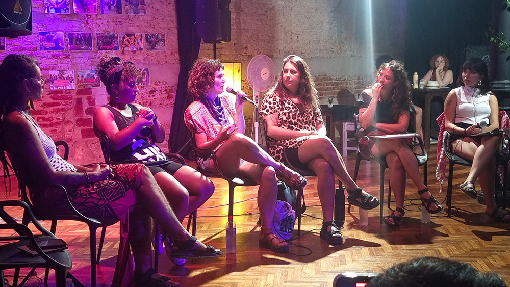 Conversatorio sobre feminismos y arte en Espacio Cultural Extasia