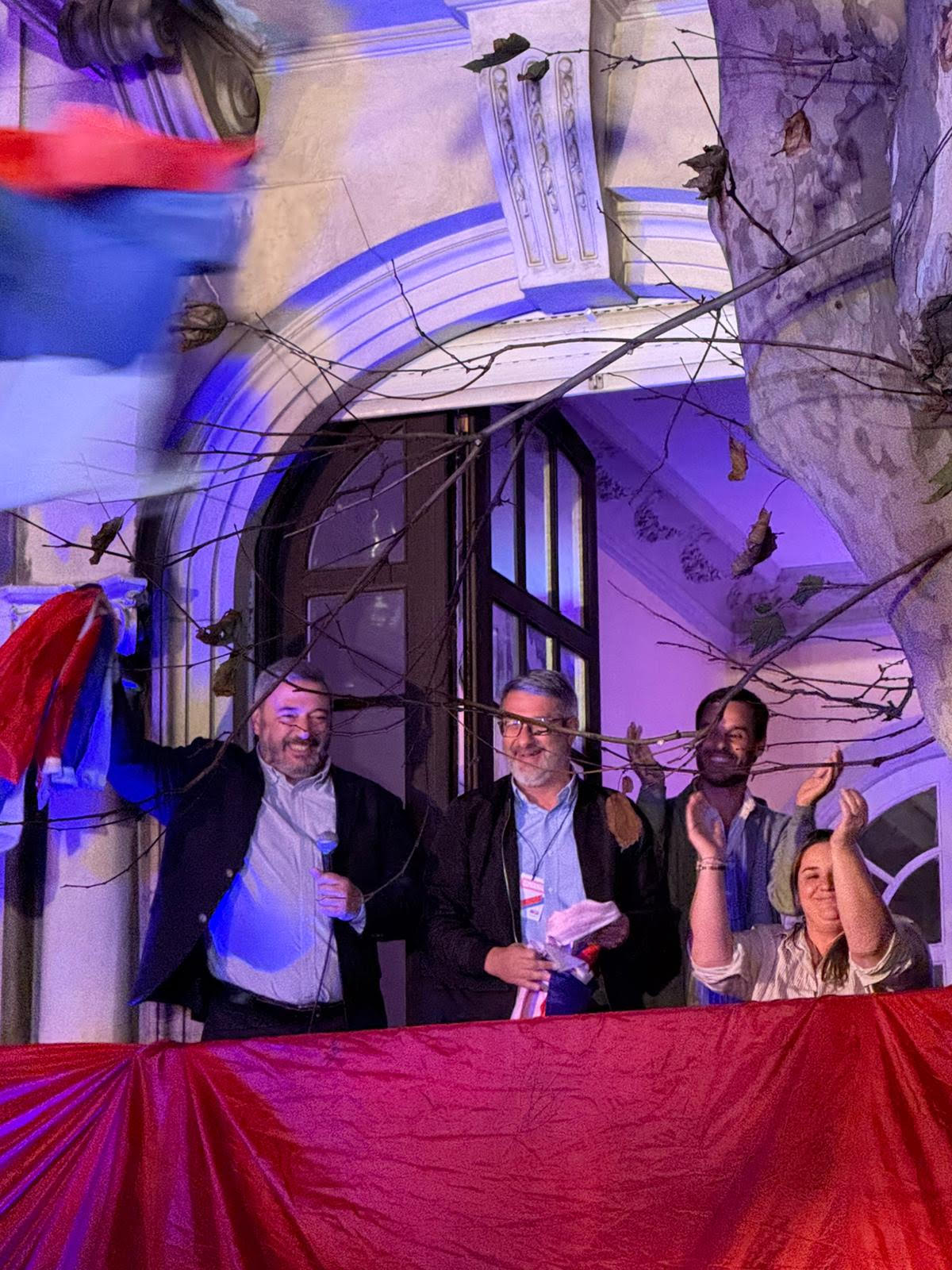 Mario Bergara en el balcón de la sede del Frente Amplio