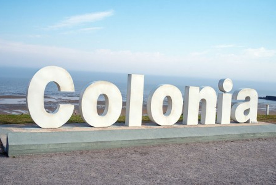 Letras corpóreas de Colonia del Sacramento sobre la rambla (Foto Portal APU.Uy)