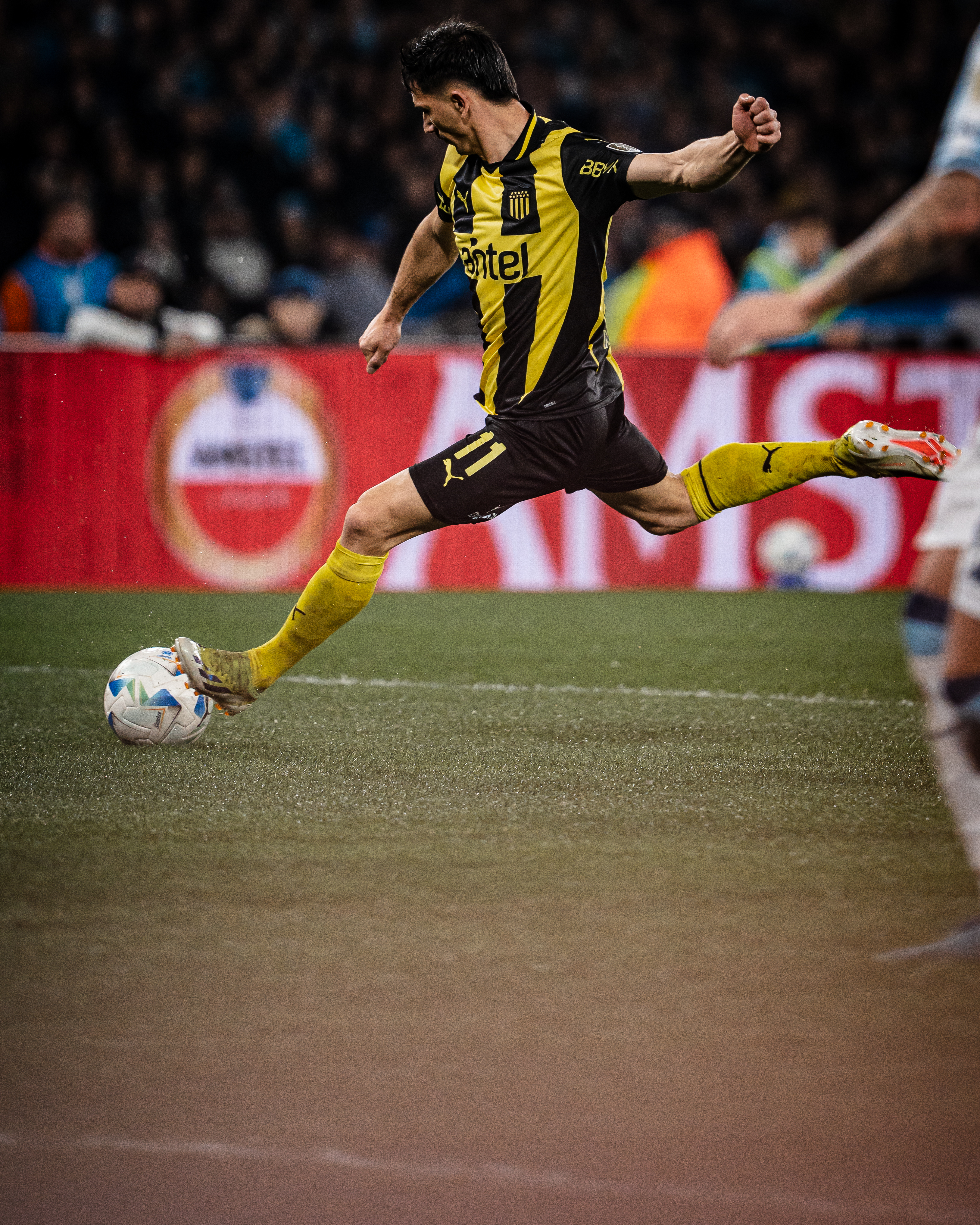 Maximiliano Silvera apronta la derecha. Foto: Rodrigo Riera - IDEASART