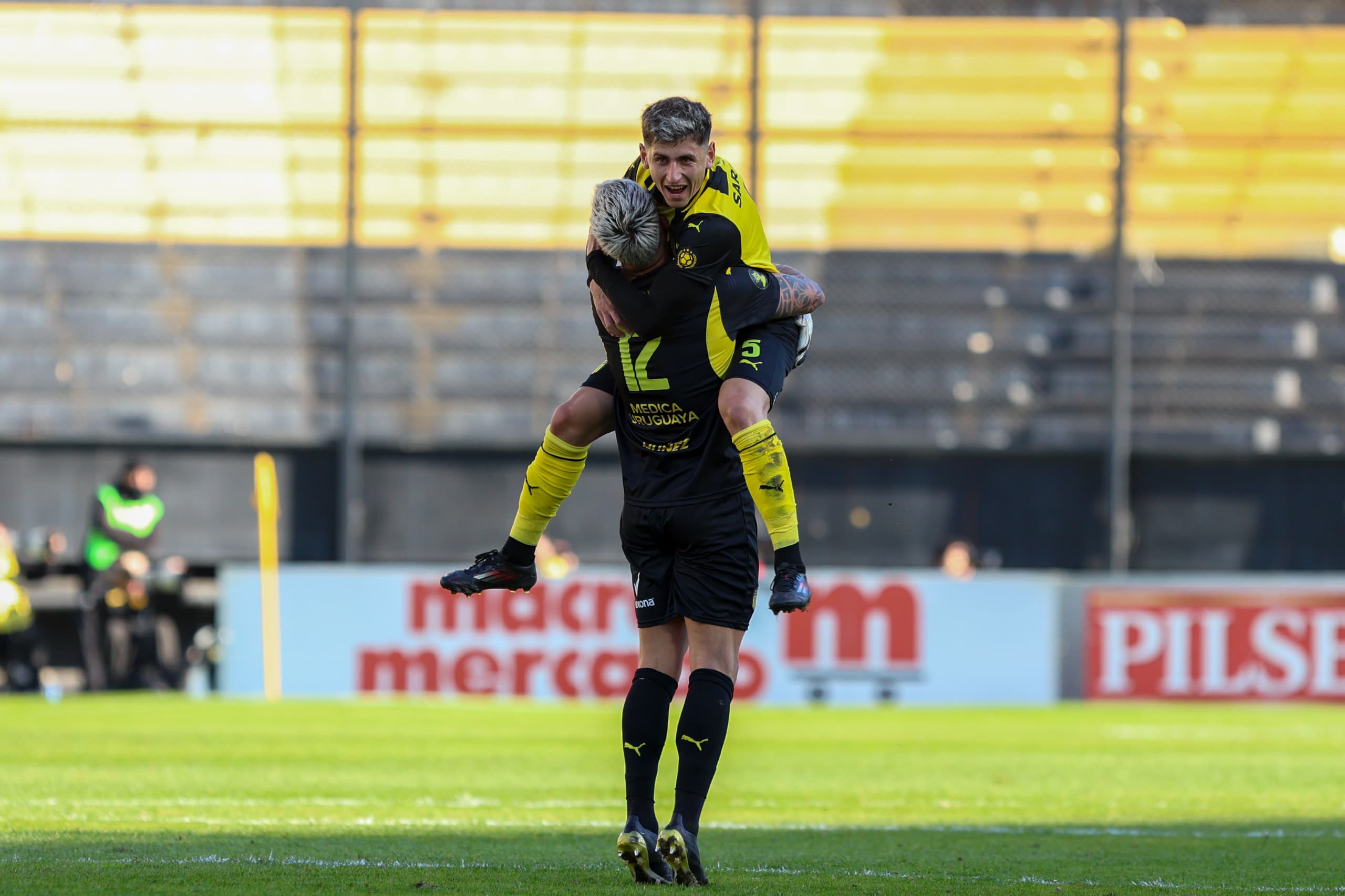 Festejo del gol de Peñarol