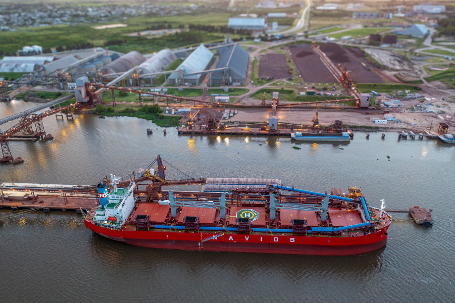 Navios, puerto en la zona franca estatal de Nueva Palmira 