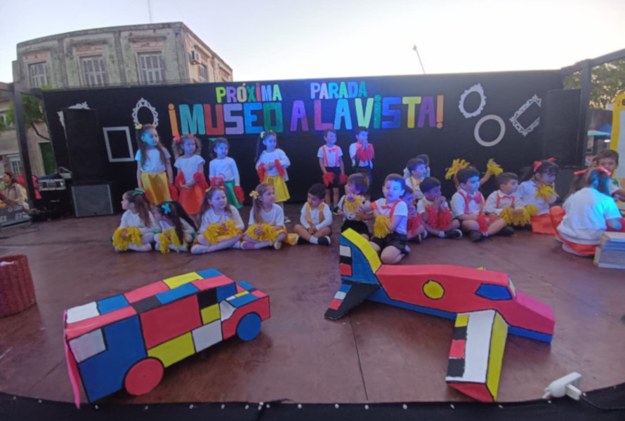 Alumnos de inicial de fiesta