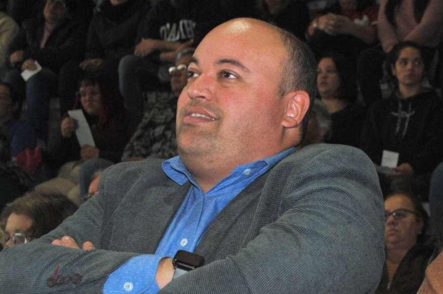 El senador Nicolás Viera (609) en un acto escolar en Nueva Palmira previo a conversar con el Portal APU.uy