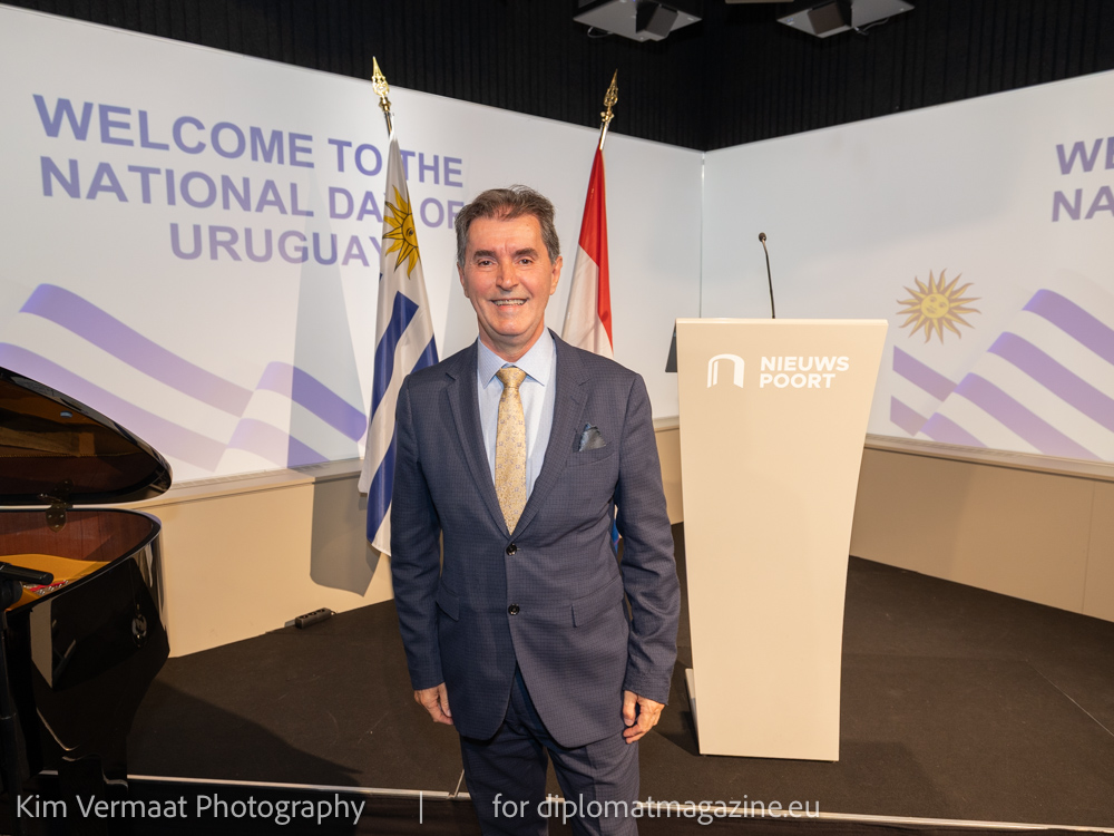 Excelentísimo Señor Dr. Álvaro González Otero, Embajador del Uruguay.