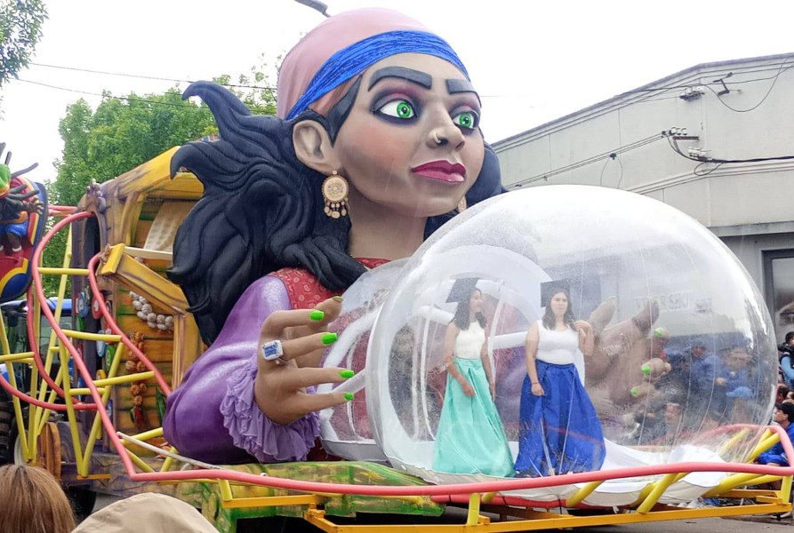 “Feria de los Recuerdos”, carroza de los 6.º unidos