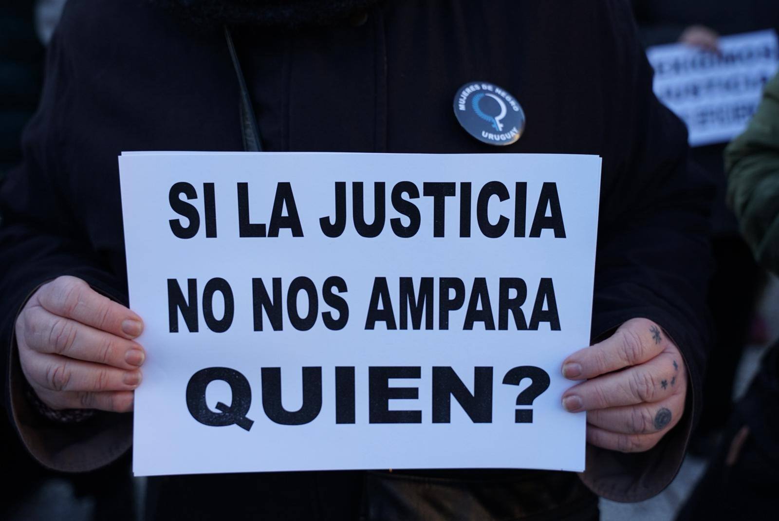  Feministas autoconvocadas se concentraron frente a Torre Ejecutiva tras el asesinato por violencia vicaria en Soriano. 