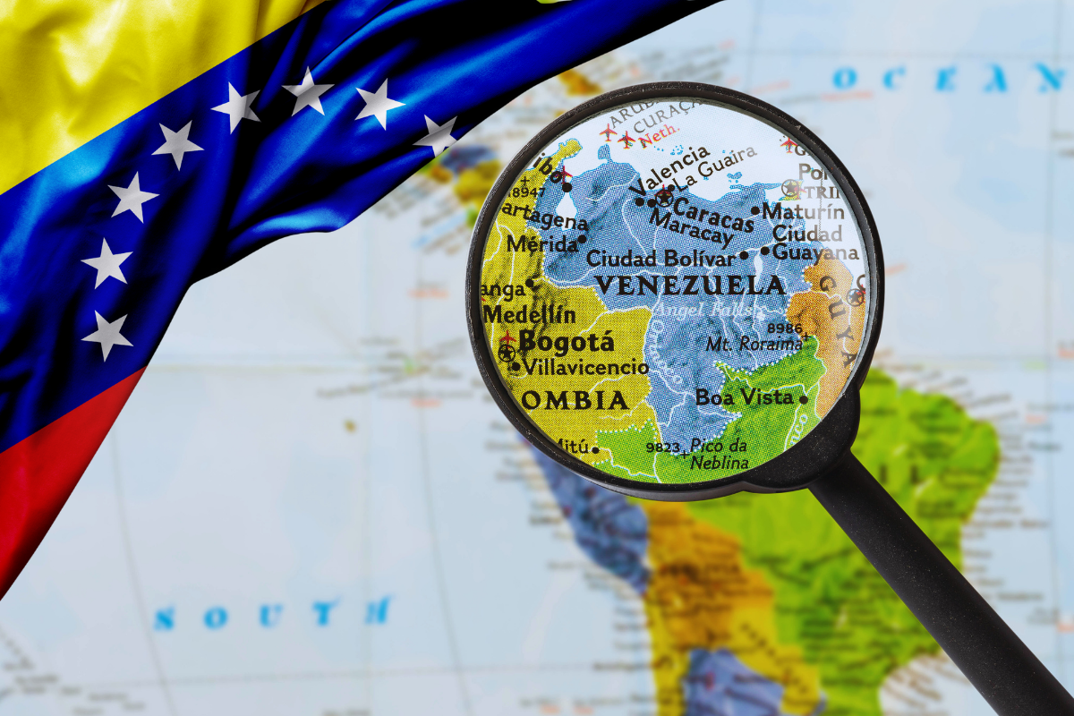 En un comunicado emitido este 8 de diciembre, el Frente Amplio expresó su “extrema preocupación” por el aumento de tensiones en la región y denunció la reactivación de la Doctrina Monroe bajo la administración de Donald Trump. La fuerza política reafirmó su compromiso con la soberanía venezolana y el respeto al derecho internacional.