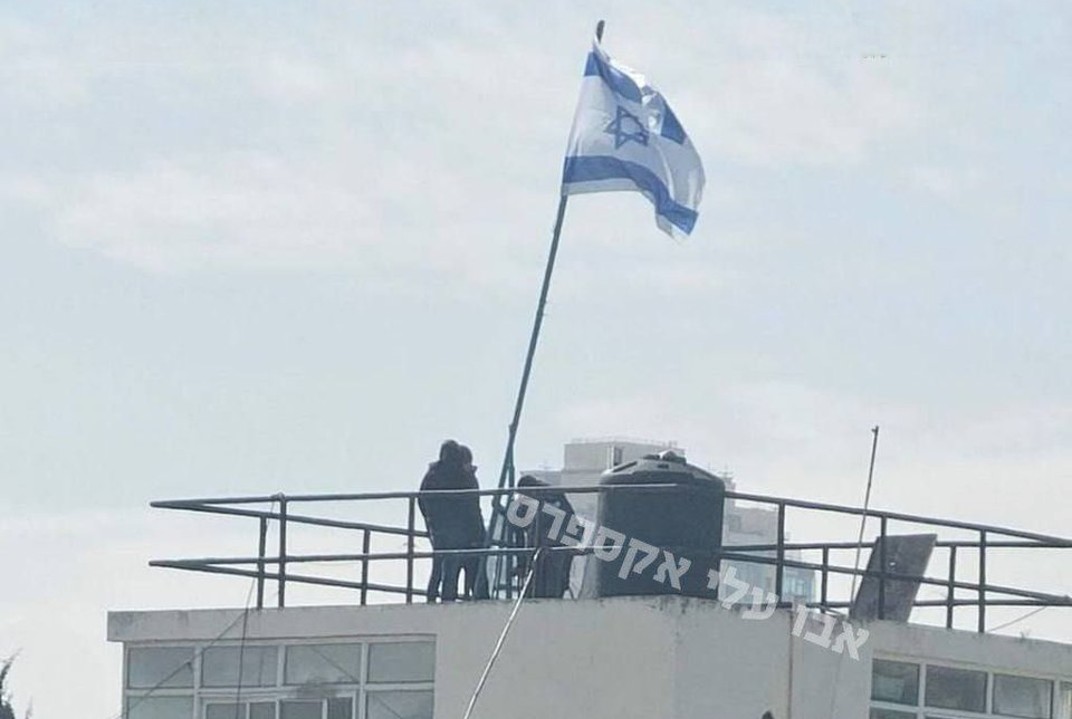 Momento en que se iza la bandera israelí en sede de la UNRWA 