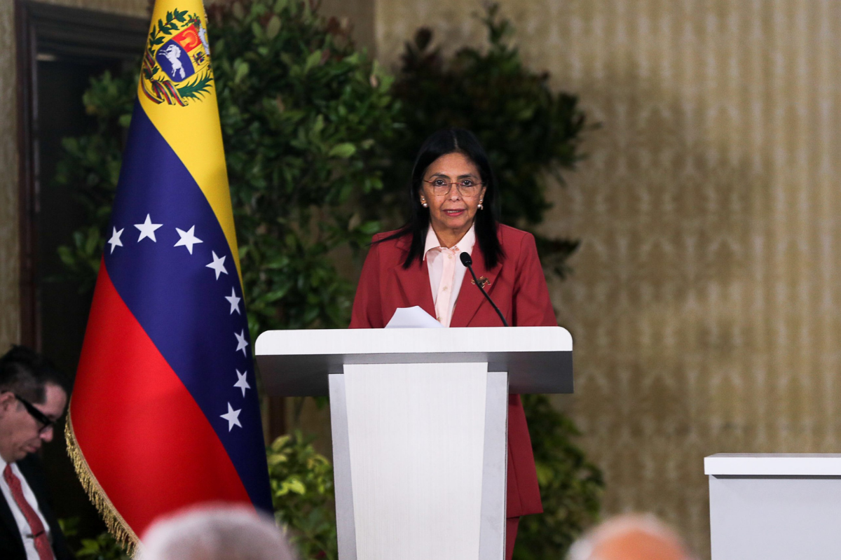 Luego de un ataque militar que dejó civiles fallecidos en distintos puntos del país, el Gobierno venezolano responsabilizó a Estados Unidos y reclamó una prueba de vida inmediata del presidente Nicolás Maduro y de la primera dama Cilia Flores, cuyo paradero se desconoce tras los bombardeos.