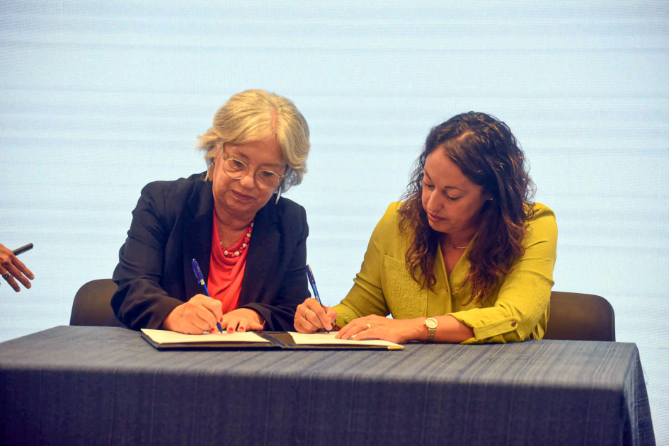 El ministerio firmó un convenio con Inmujeres y anunció medidas para reducir brechas en el sector productivo.