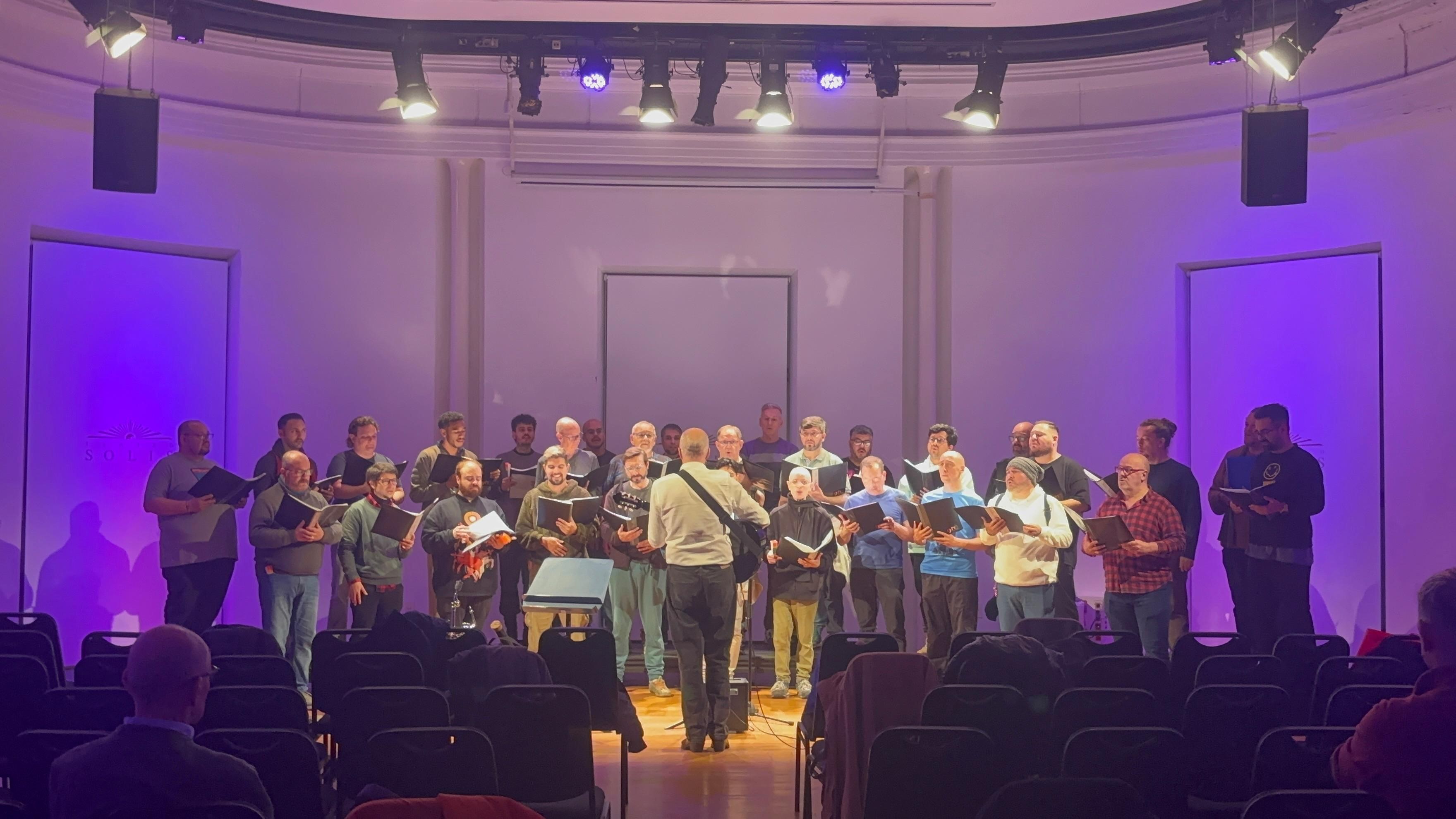 Ensayo del Coro de Hombres Gays de Montevideo en un momento del ensayo en la Sala Delmira del Teatro Solís
