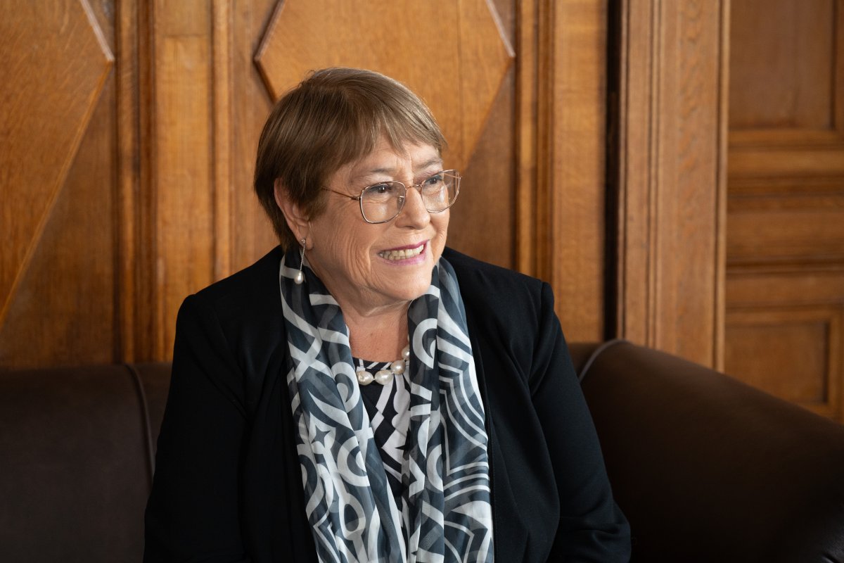 La expresidenta de Chile participó en Montevideo del seminario sobre geopolítica, multilateralismo y democracia paritaria organizado por IDEA Internacional y advirtió sobre los riesgos que enfrenta la democracia a nivel global.