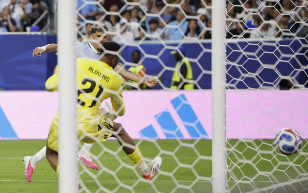 Araujo la manda adentro del arco de Al-Owais para el 1 - 1. Gentileza EFE.