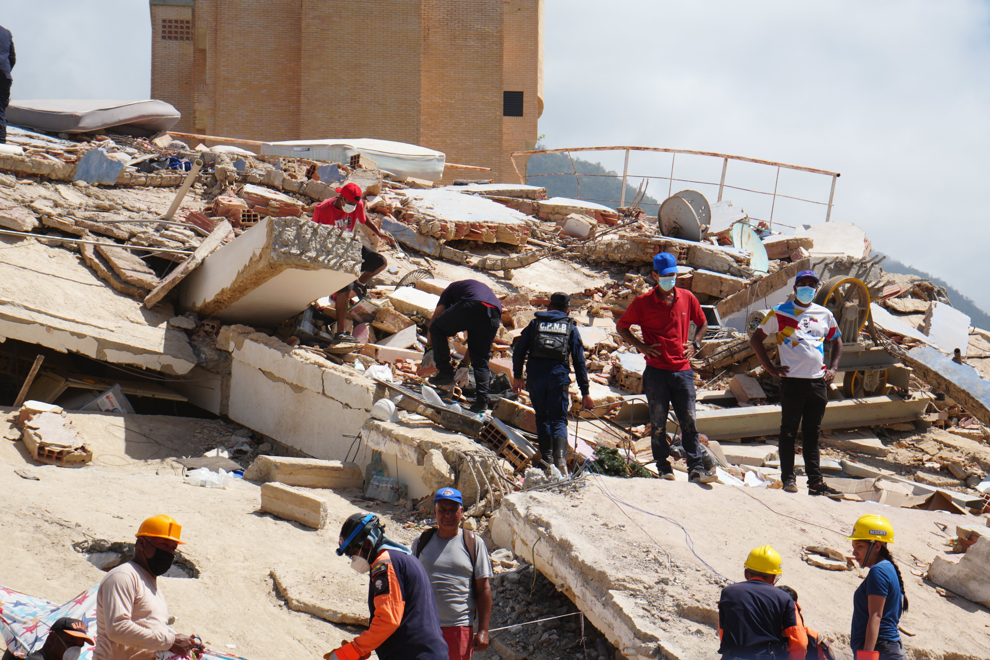 Cancillería confirmó la muerte de un fotógrafo uruguayo, su esposa y su hija en los terremotos que sacudieron Venezuela