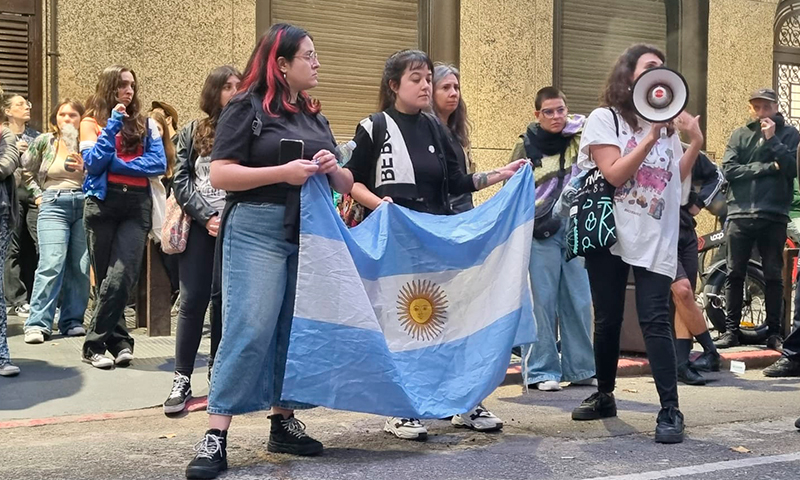 Manifestación de repudio a la represión en Buenos Aires frente a la Embajada de Argentina en Uruguay, 13 de marzo de 2025