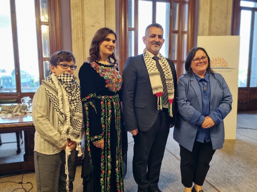 Embajador Al-Sweiss junto a su esposa Jalled, su hijo y la ministra (i) del MEC, Gabriela Verde - Foto: Victoria Camboni