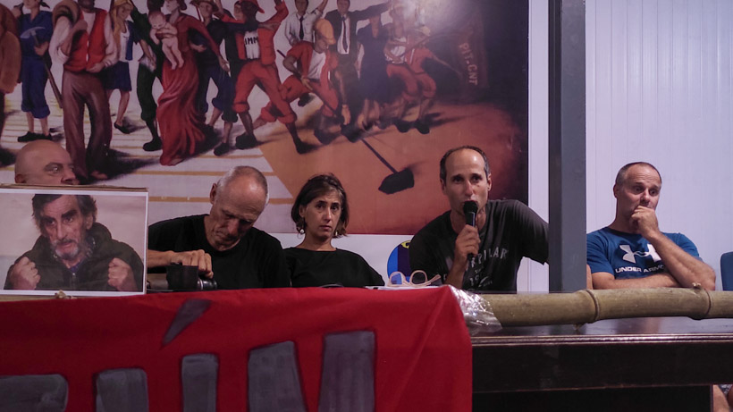 Diego, Eduardo y Álvaro Jaume, y la abogada Eloísa Suárez, junto a una foto de Jorge Zabalza, en conferencia de prensa, marzo de 2023