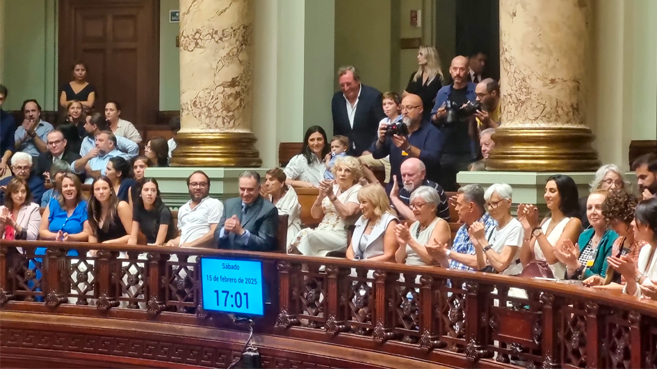El presidente electo, Yamandú Orsi, junto a Carolina Cosse, en las barras de la Cámara de Diputados. Foto: Victoria Camboni