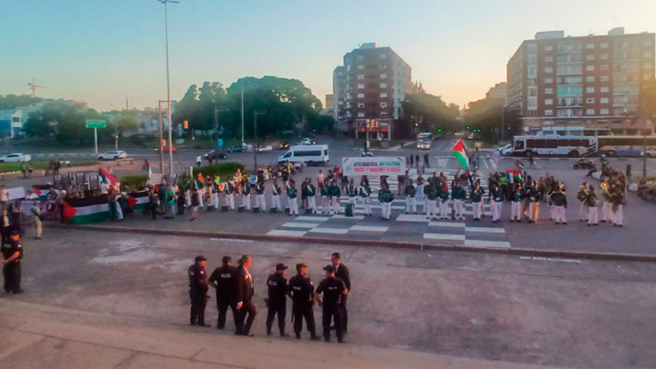 Manifestantes por Palestina se hicieron presentes durante el desfile militar de cierre de la ceremonia. Foto: Victoria Camboni