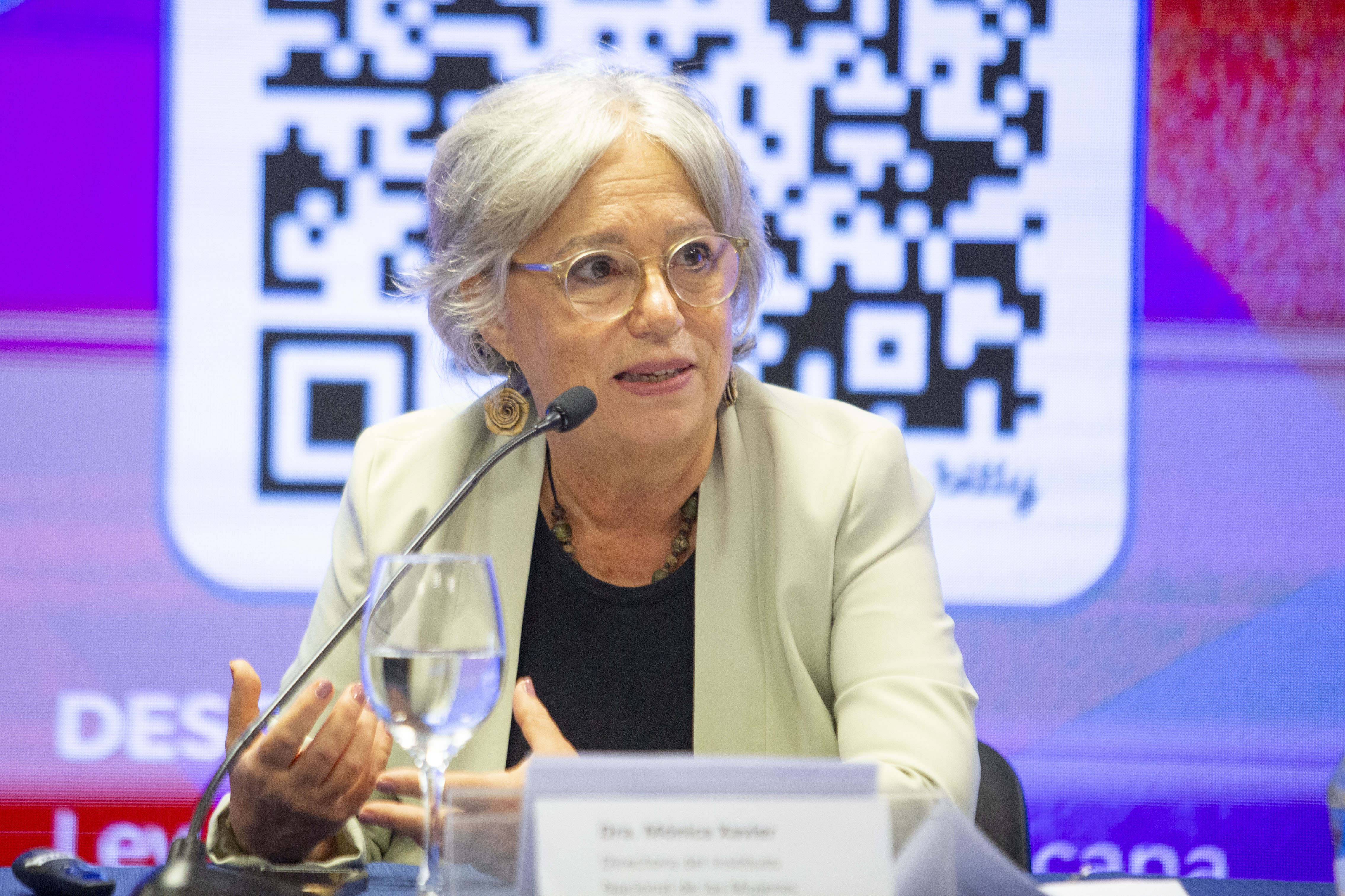 Xavier destacó que la norma tiene un enfoque integral y pedagógico, no únicamente punitivo, y que Uruguay no parte de cero, ya que cuenta con antecedentes normativos como la Ley 19.580, la Ley de Ciberdelitos y disposiciones en la Ley de Medios.