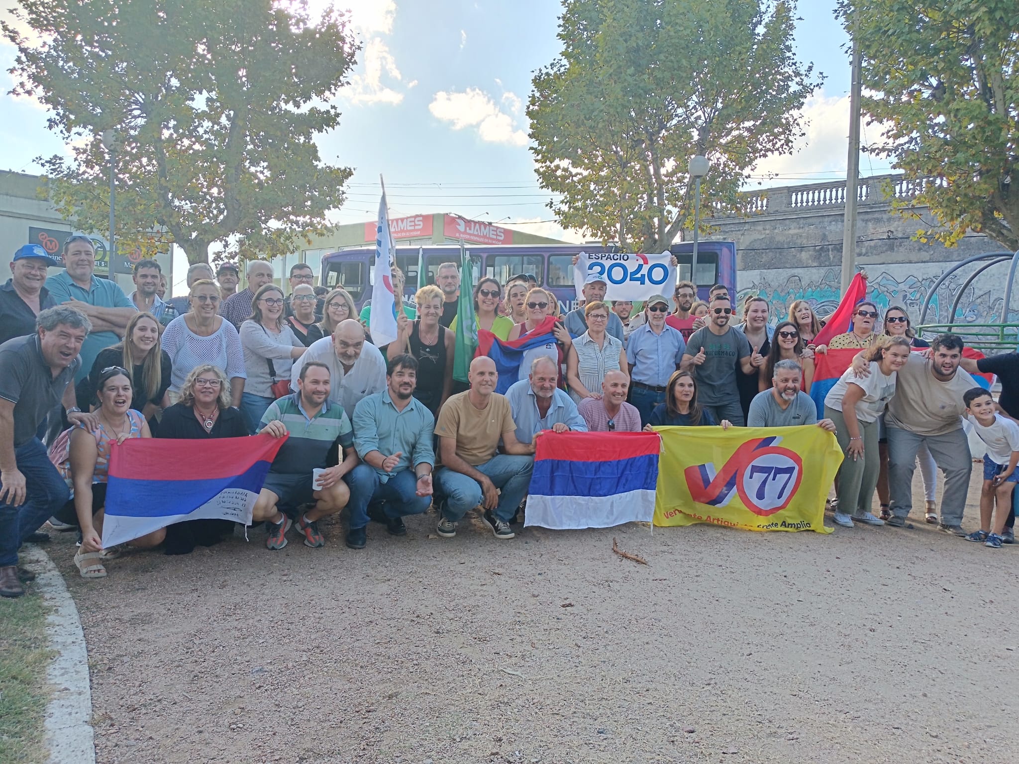 Anunció más luminarias y centros deportivos y cerró la jornada con un picado nocturno en el Club Gardel. "Pronto jugaremos aquí con luces nuevas", prometió.