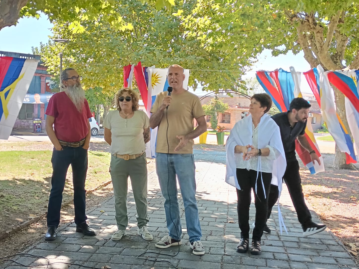 En un municipio históricamente adverso al Frente Amplio, Legnani instó a escuchar "hasta lo que no nos gusta" y aseguró que su gobierno estará presente sin importar el color político local. "Vendremos a San Bautista aunque no sea nuestro municipio", afirmó.