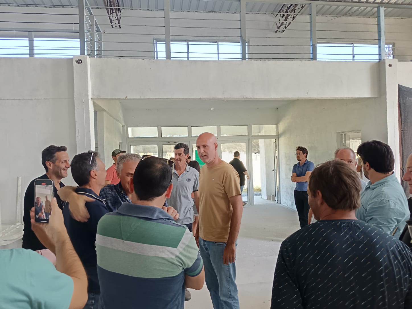 En su encuentro con productores, vinculó el desarrollo rural con la sustentabilidad. "Canelones es potencia agraria, pero el déficit hídrico es estructural", advirtió. Detalló apoyos con maquinaria y combustible y adelantó planes de saneamiento para Atlántida. "Esto no es para cinco años, es para que los gurises cosechen lo que sembramos hoy", afirmó.