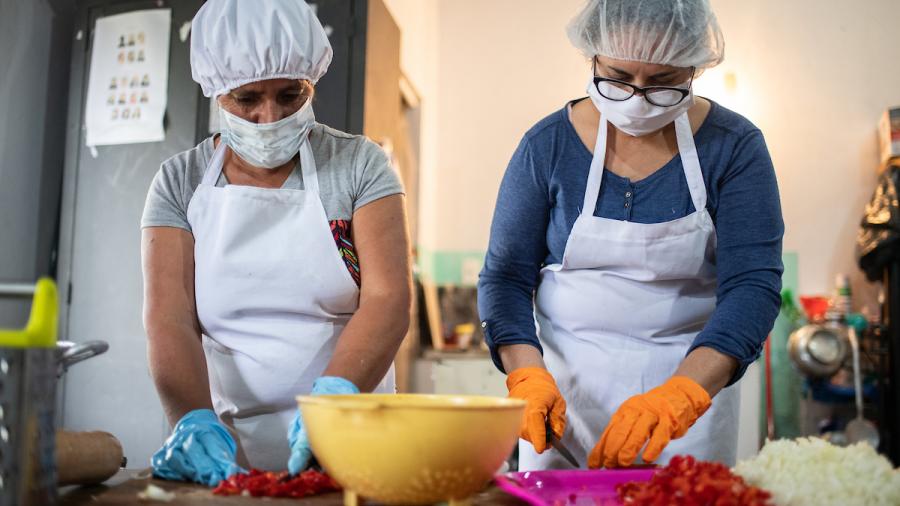  Nélida y Adriana en una olla popular en el barrio 6 de Diciembre.