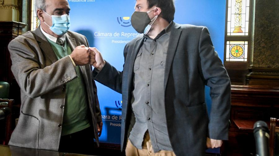 Alfredo Fratti y Fabián Cardozo durante la firma del acuerdo