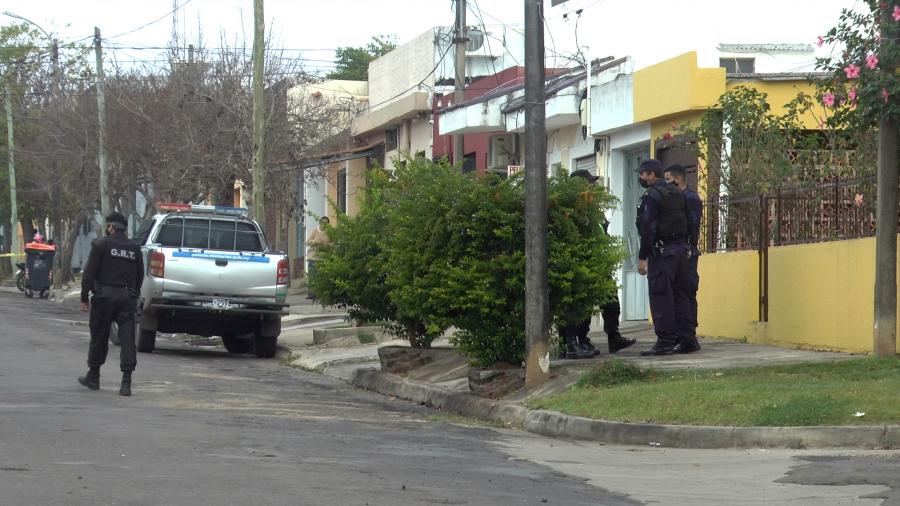 Policías realizan relevamiento de la vivienda de la mujer fallecida.