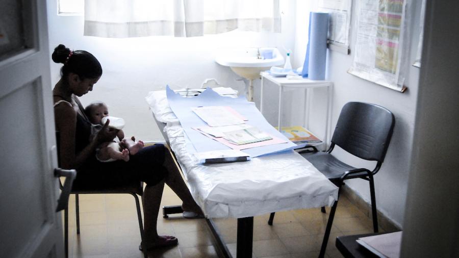Madre en policlinica