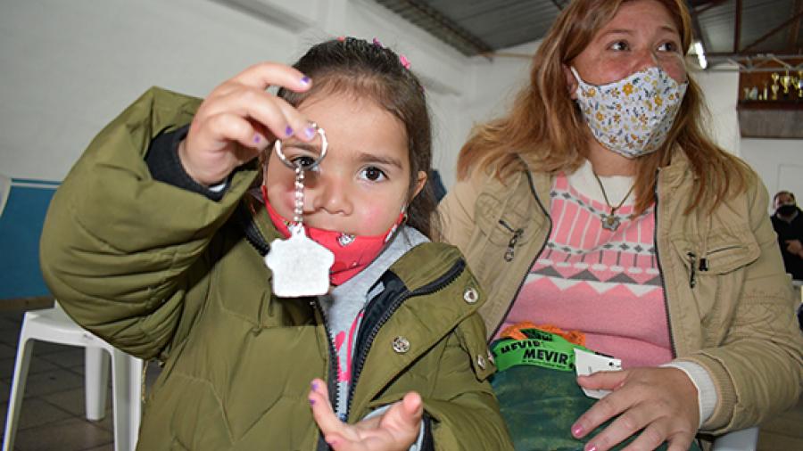 Mónica Villanueva y su pequeña hija Naiara tras recibir la llave de su vivienda.