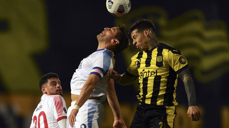 Gonzalo Bergessio y Jesús Trindade disputan la pelota en el Campeón del Siglo