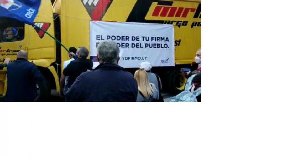 Entrega de firmas en la Corte Electoral