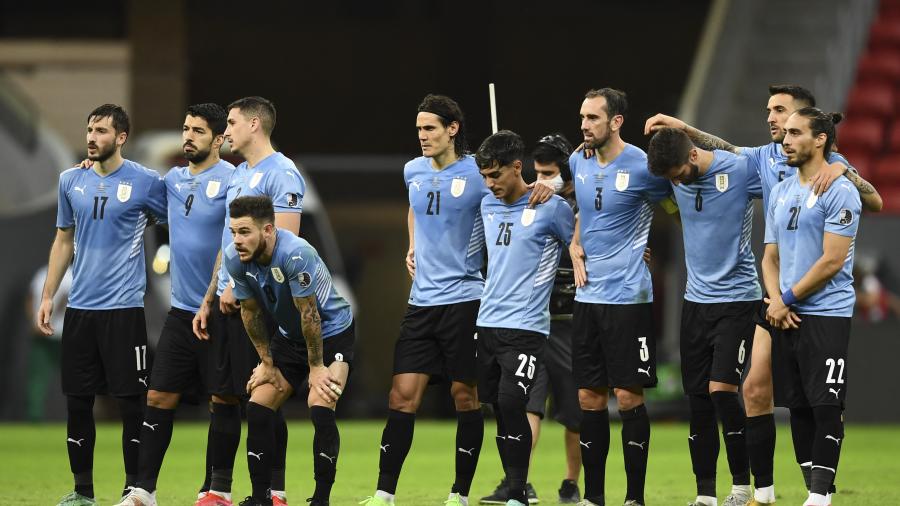 La tensión de los jugadores de Uruguay durante la tanda de penales.