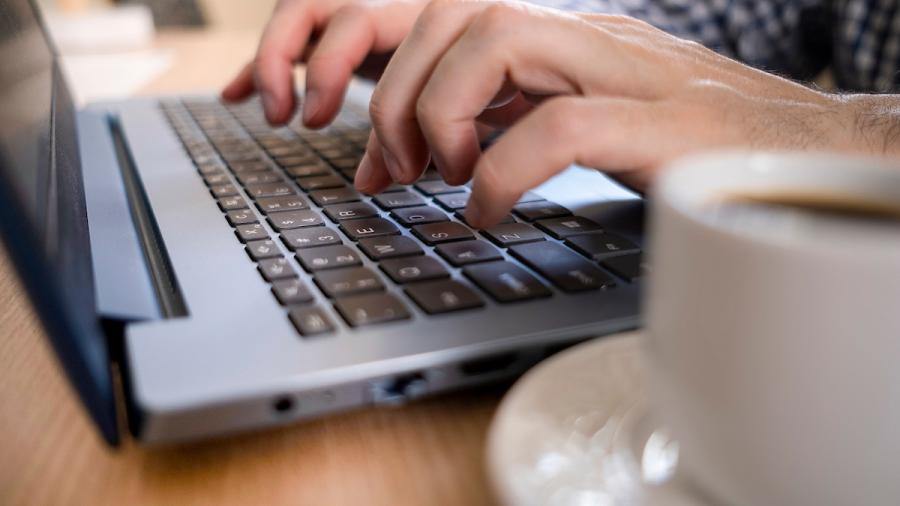Un hombre teletrabaja desde su casa en Montevideo.