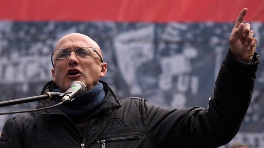 Jorge Bermúdez habla en el acto del PIT-CNT durante un paro parcial, por la calle Fernandez Crespo