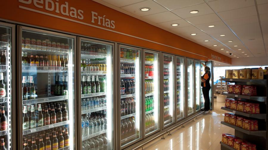 Heladeras con bebidas dentro de estación de servicio