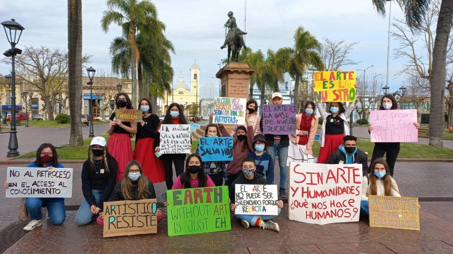 Estudiantes de Bachillerato Artístico de Minas plantearon sus reclamos