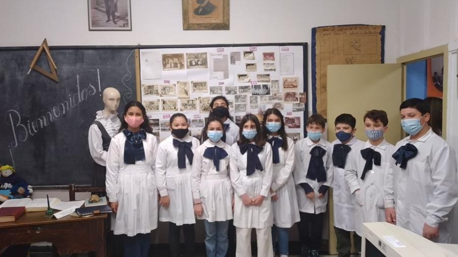Alumnos de sexto año creadores del museo pedagógico escolar