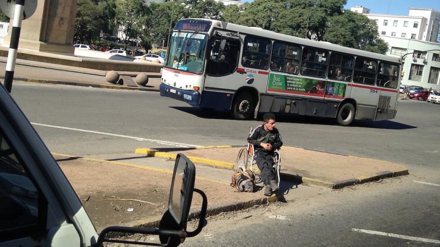 Muchacho en silla de ruedas en Bvar. Artigas casi 18 de Julio