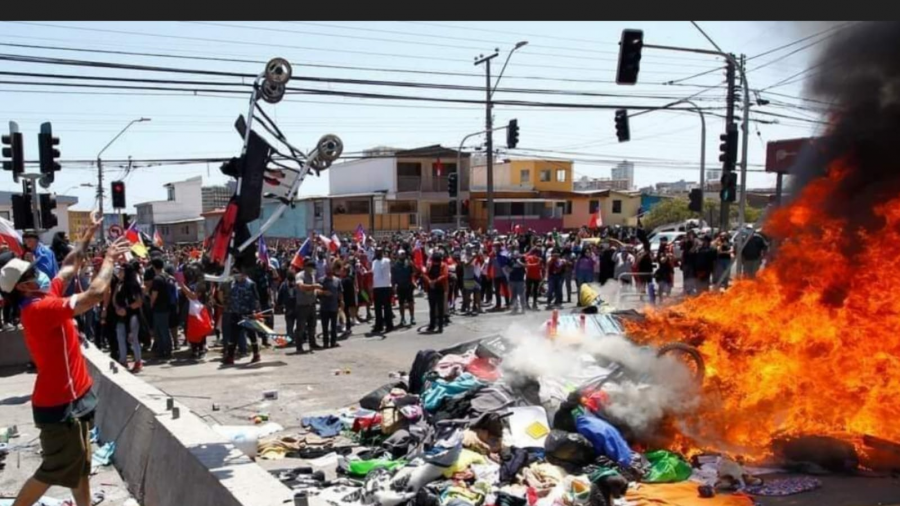 Quema de pertenencias de los migrantes por grupos xenófobos