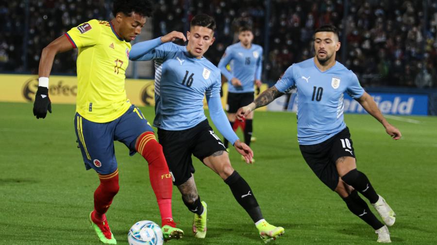 Brian Rodríguez disputando el balón .