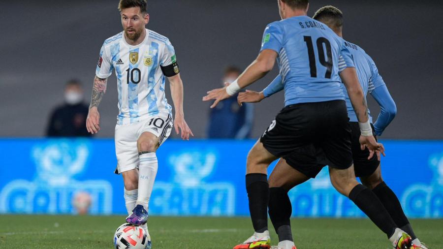 Lionel Messi sin demasiado esfuerzo fue el motor del ataque albiceleste. 
