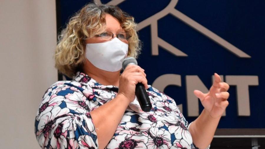 Karina Nuñez realizando una oratoria en una actividad del pit-cnt