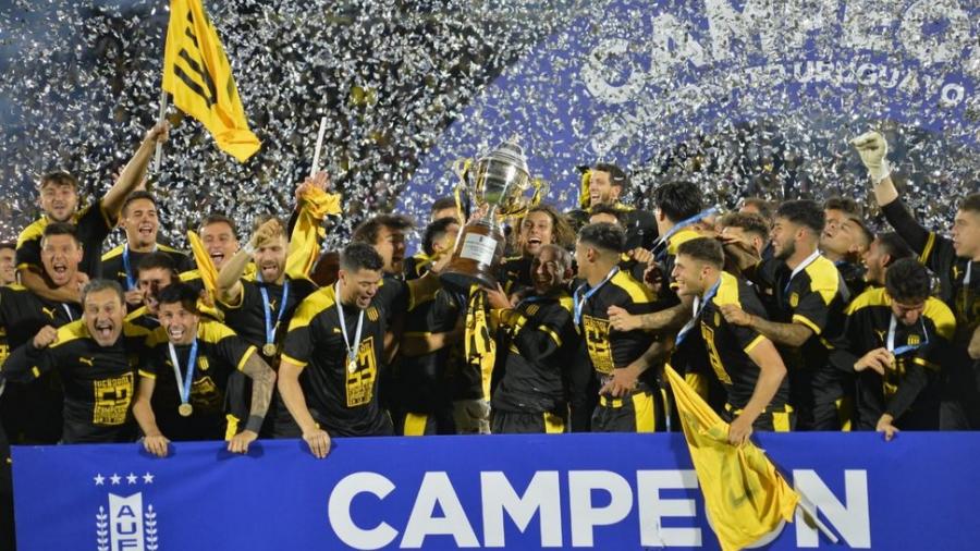 El Campeón ofrenda la Copa a sus hinchas. 